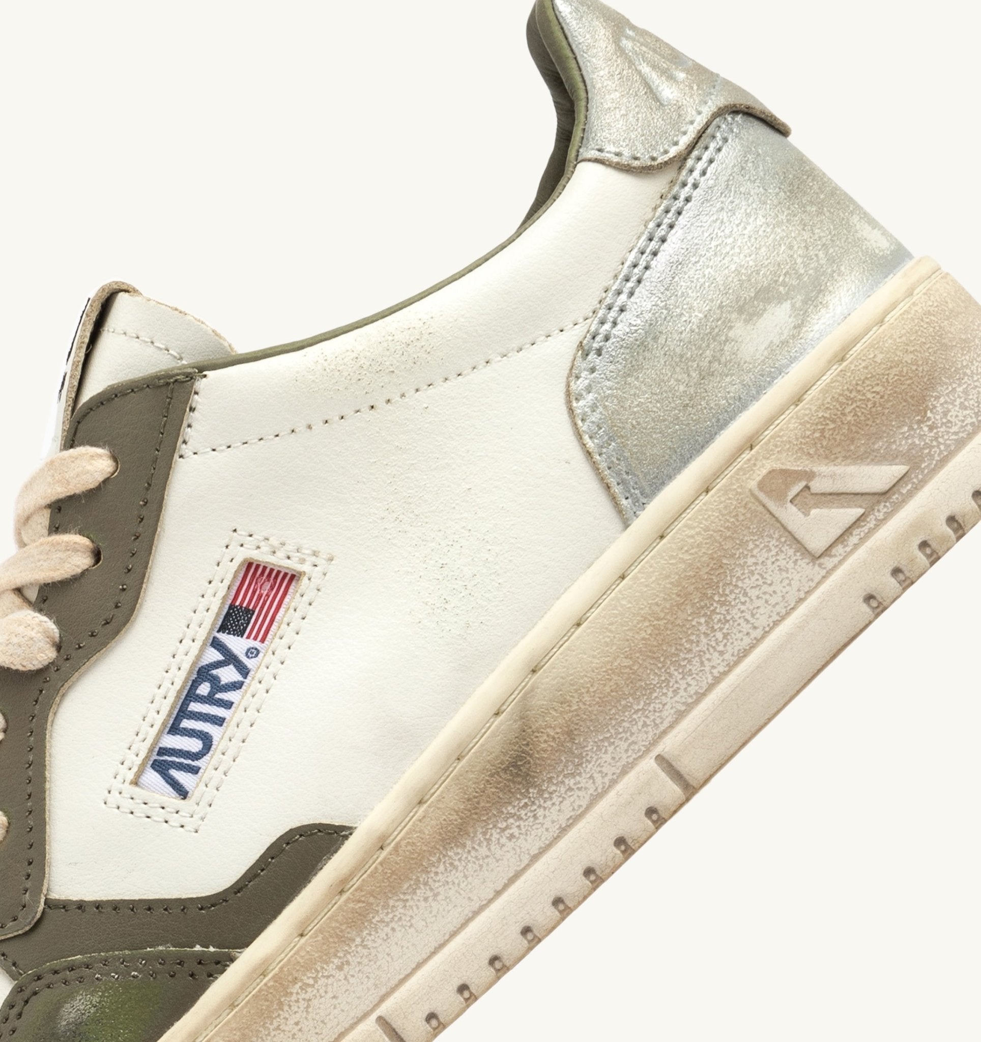 AUTRY - BASKETS MEDALIST LOW SUPER VINTAGE WHISPER WHITE VERT ET SILVER